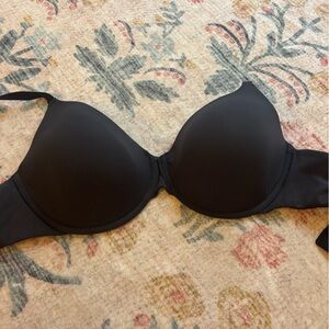 SKIMS black t-shirt bra